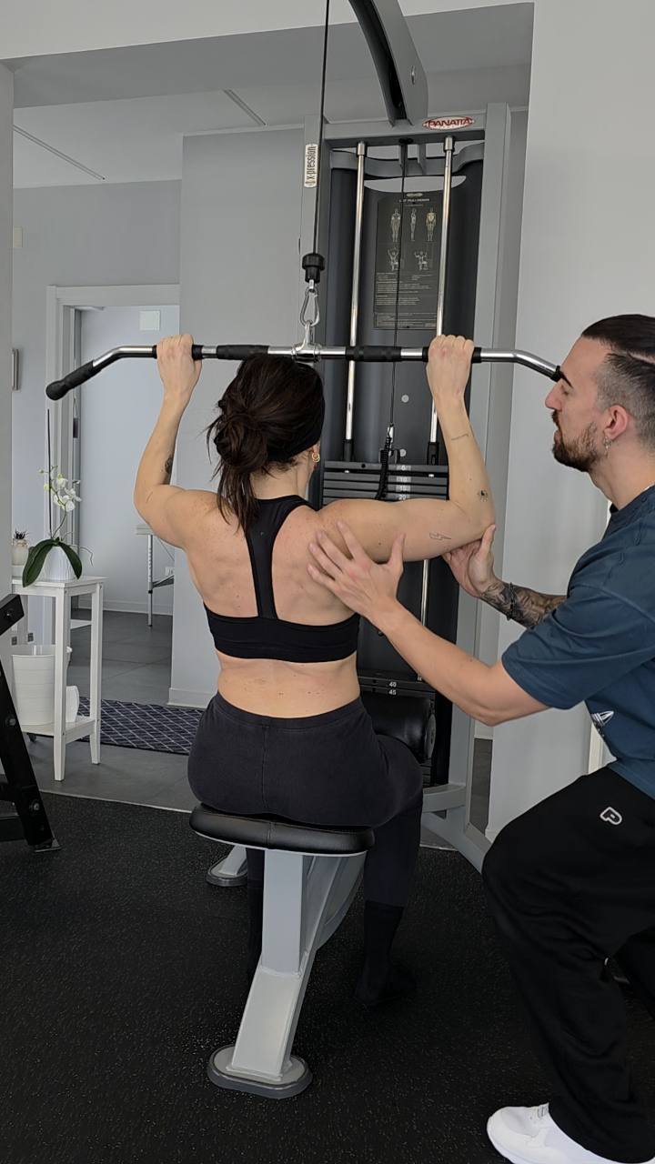 Anthony Ciccarelli segue una cliente durante un esercizio per la parte superiore del corpo