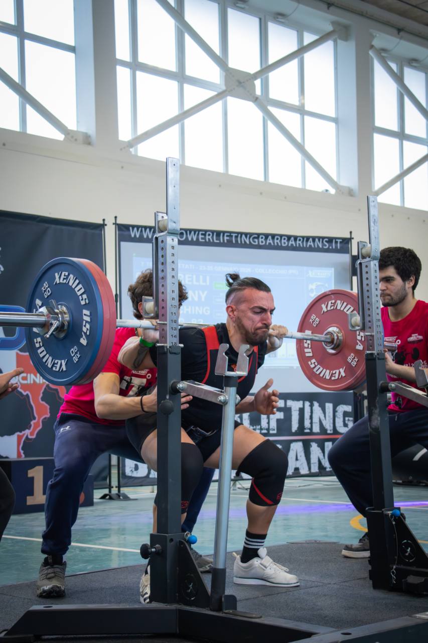 Anthony Ciccarelli durante la prova di squat in una gara di powerlifting