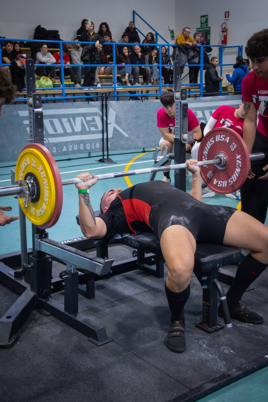 Anthony Ciccarelli durante la prova di panca in una gara di powerlifting