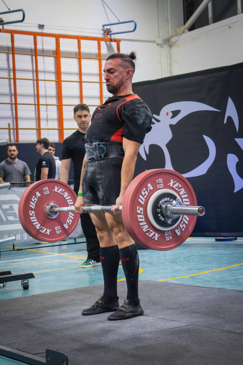 Anthony Ciccarelli durante la prova di stacco in una gara di powerlifting